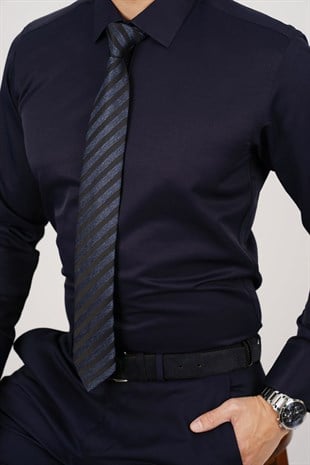 Gömlek Kravat Seti (Hediye Kutusunda Lacivert Çizgi Desenli Kravat & Lacivert Saten Slimfit Gömlek)